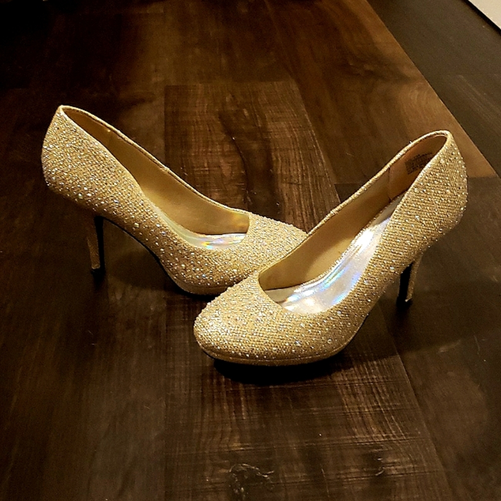 Good condition Silver Slipper brand gold heels with silver sequins. Size 7M.